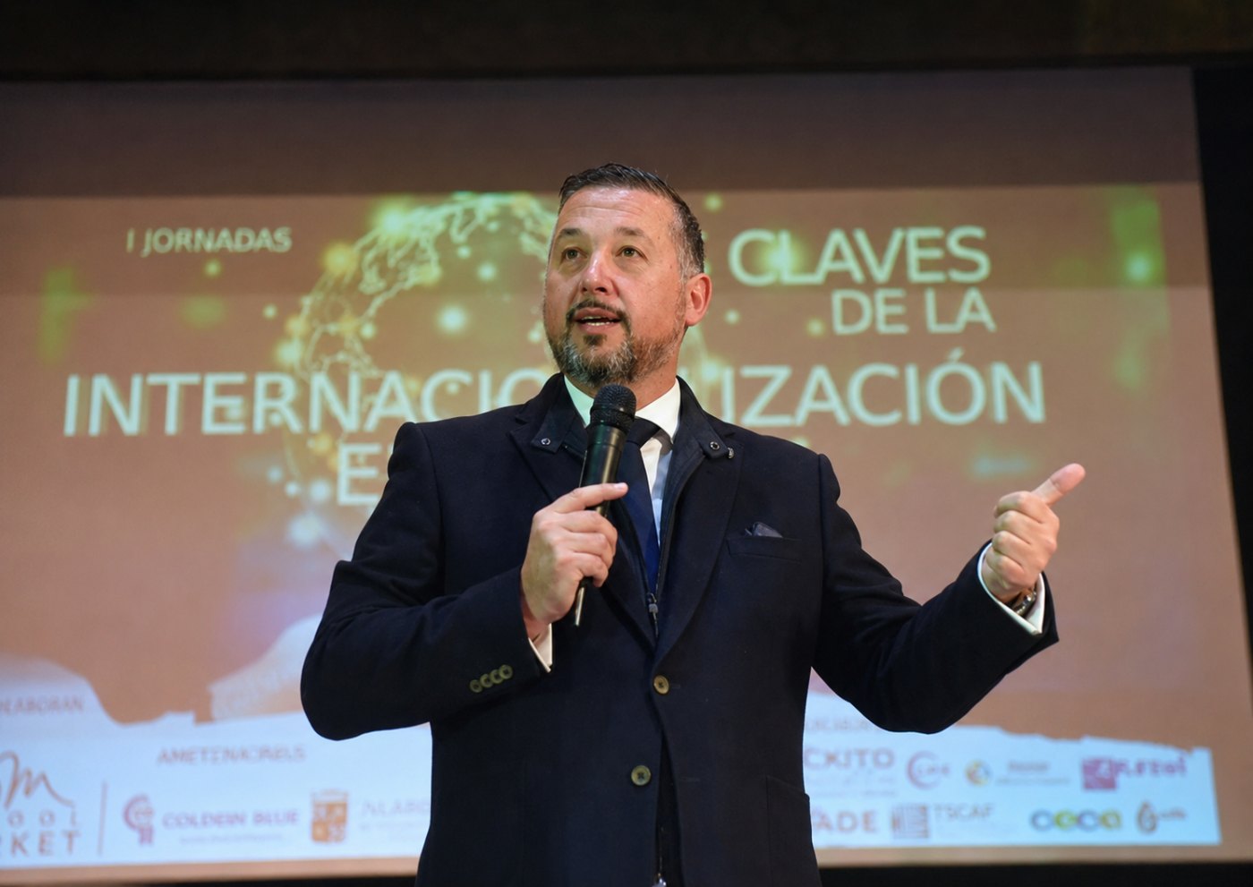 Enrique Escandón Sánchez en una conferencia sobre internacionalización educativa